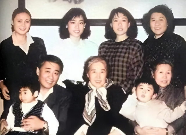 1984年，王光美来到河南和当县长的儿子刘源，留下一张珍贵的合影