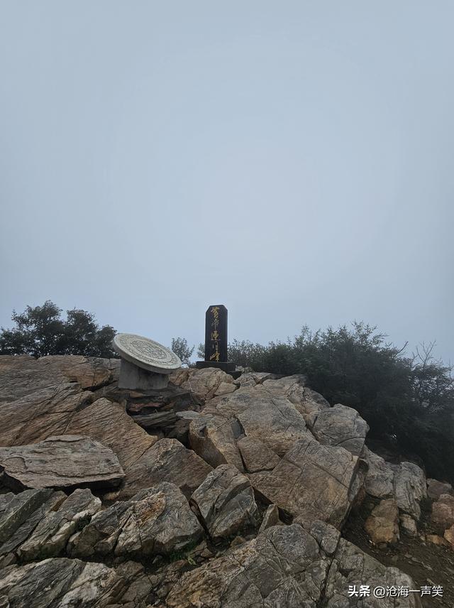 始祖山黄帝迎日蜂日晷，既可以观看东升的日出，又可以俯瞰大地