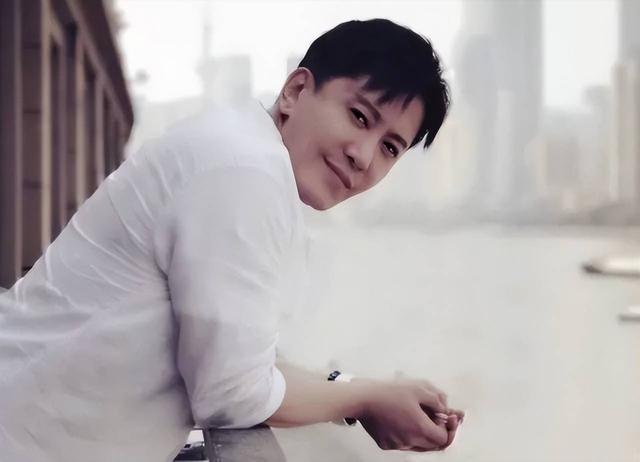 他8次上春晚，作死被捕入狱	，如今56岁无人问津，沦落到四处走穴