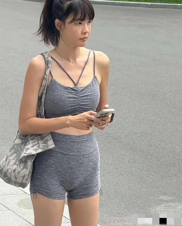 李艾都快五十岁了，不能好好穿衣服吗？小肚子都鼓的高高的