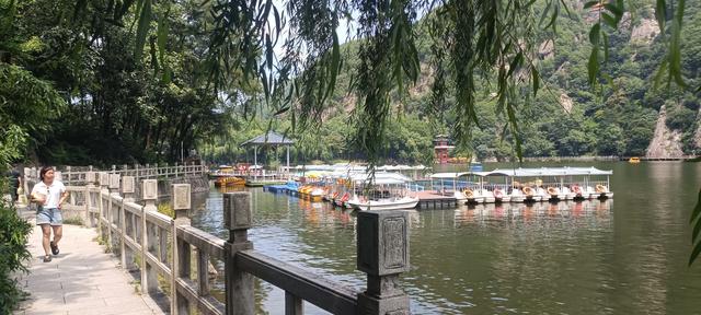 湖光山色，碧波微澜下的翠华山山崩奇观