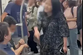 两女子地铁大战！大妈:警察不会帮你这个外地人，网友:上海人牛逼图片