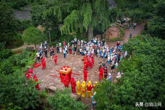 瓦屋山看雪、水街穿越、湖畔篝火……很难不爱眉山的元旦