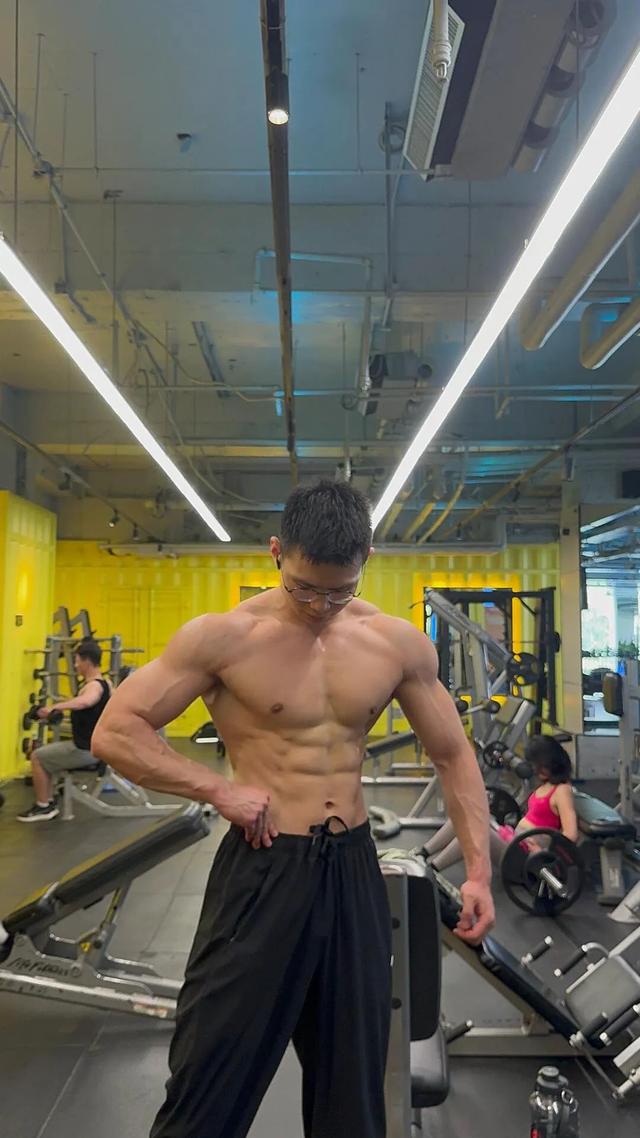 26岁北京自由健身教练，晒泵感肌肉	，这身材可以制霸健身房了