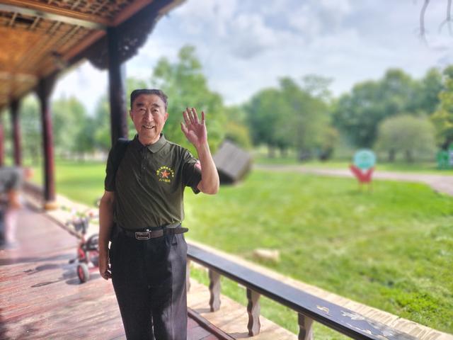 贾永学战友随团旅游，经过伊春林都木雕园，与张永学短聚游园！