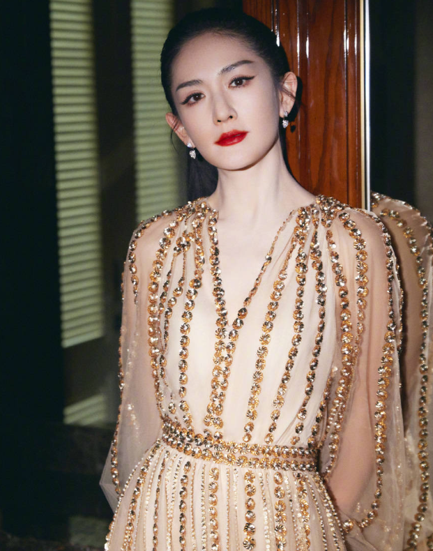 谢娜成为中秋晚会主持人不到24小时，恶心一幕出现，侯佩岑也遭殃