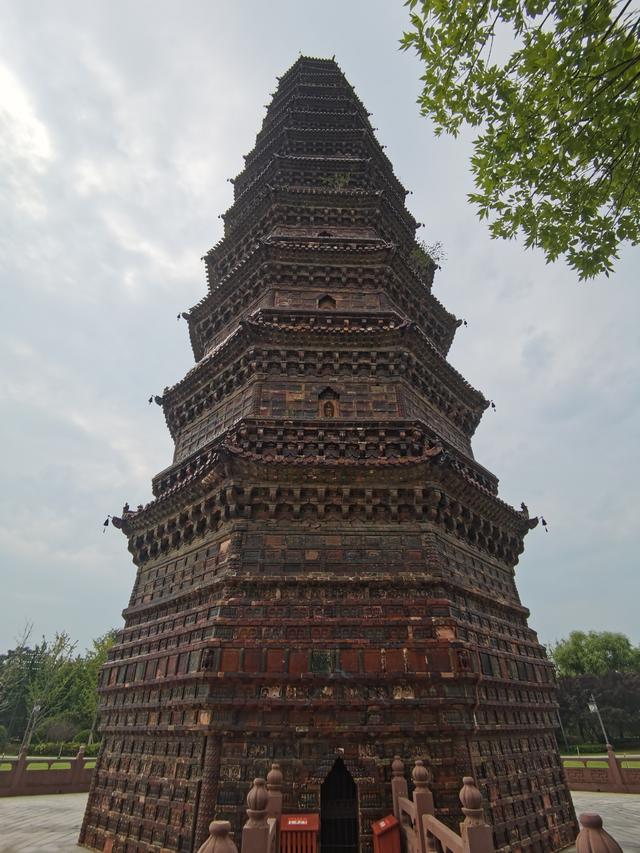 铁塔虽不是开封热门景点，确有“天下第一塔”之称