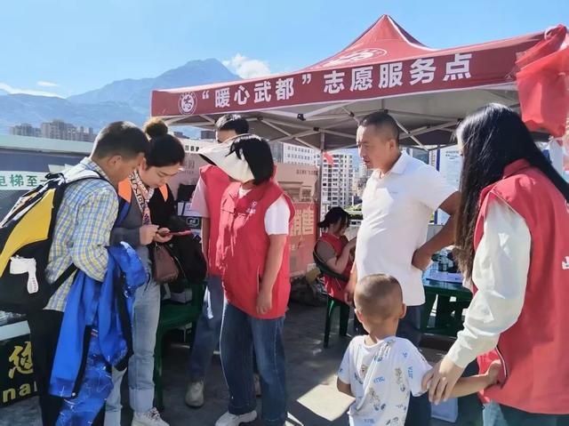 陇南“志愿红”，暖了游客心，靓了家乡景