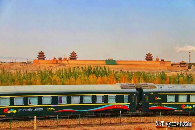 #“我的铁路风景”故事汇##火车和秋天同框# 金秋全域特色线路丨“陇原秋韵”诗画之旅