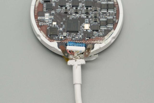 完美适配iPhone 17系列新机，谷歌25W Qi2.2磁吸无线充电器拆解
