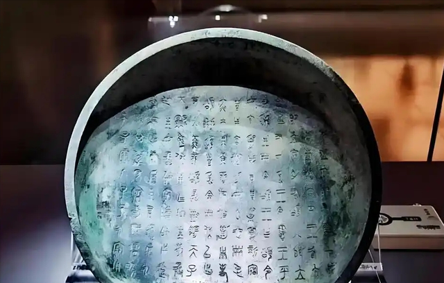女子逛博物馆，指着镇馆之宝惊呼：这没盖的碗，和我家盖子是一对