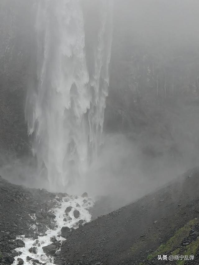 东北避暑游长白山站 山上雨大雾大人发抖 天池就是一个美丽的传说