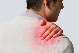 为什么肩膀痛？究竟是不是肝癌，医生提醒，这三种疾病都有可能图片