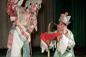 华服霓裳｜京剧戏服跟我认：蟒，帔，氅，褶，靠图片