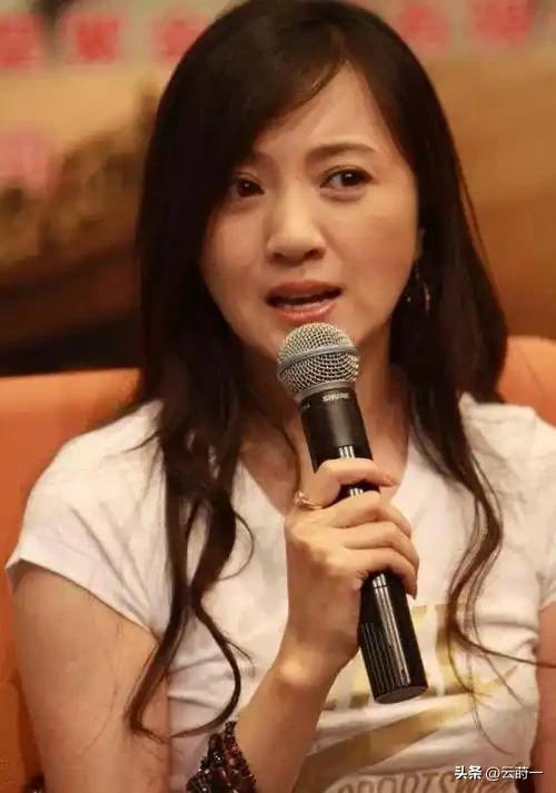 她是冯巩御用老婆，连登五年春晚后精神失常	，如今50岁的她怎样了