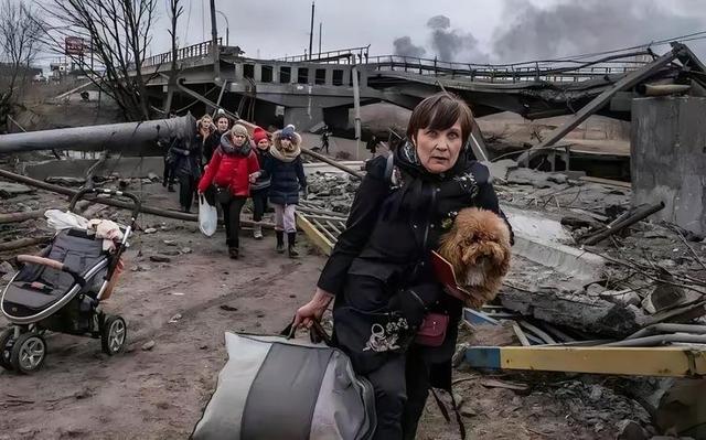 俄军再打基辅，50万人断电，普京穿着军装，对小泽发出最终警告