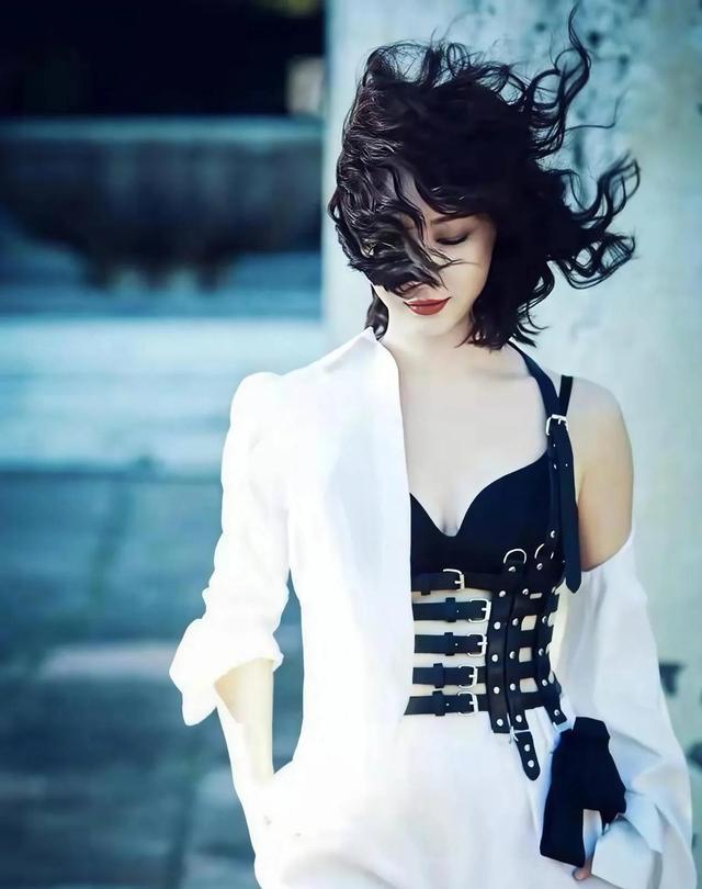 四十岁女星拍时尚大片，那种优雅韵味，让年轻演员都自愧不如