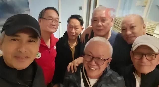 70岁周润发请近百名TVB旧同事聚餐	，在场的大部分人至少都相识35年以上，发哥席地而坐和大家合影