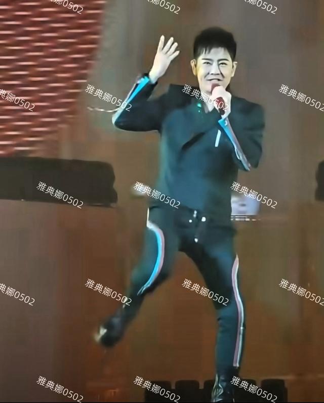 林志颖现身杜德伟演唱会本想秀一波友情，结果林志颖裤子上了热搜
