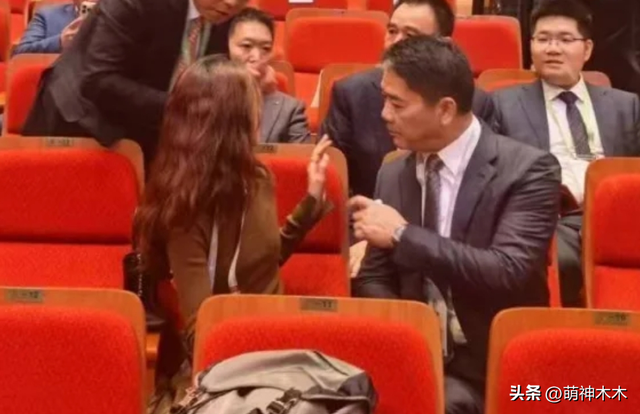 刘强东搀扶章泽天，女方态度冷淡疑似冷战，像极黄晓明给杨颖提裙