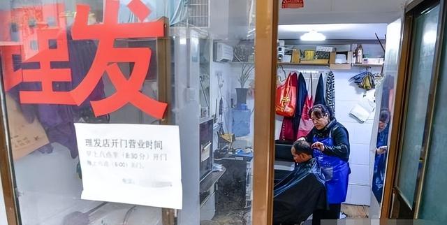 理发店陷入倒闭潮，不是没客人，也不是电商冲击，是自己作垮了！