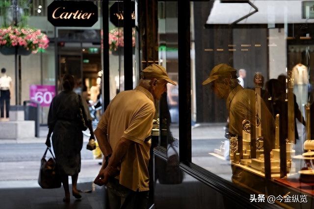 关税腰斩！瑞士大佬硬闯白宫，39%高税率被特朗普一刀砍到15%！