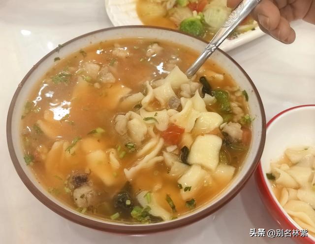 内蒙出发新疆，往返22天，5个人吃饭花4687元，网友问每天吃糠吗