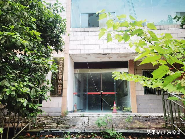 物是人非锈蚀没落的四川岳池县翠湖假日酒店