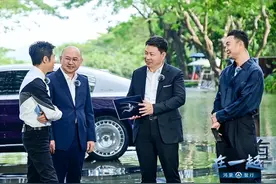 余承东与四界老总合体直播，尊界S800内饰让撒贝宁直呼“真尊”图片