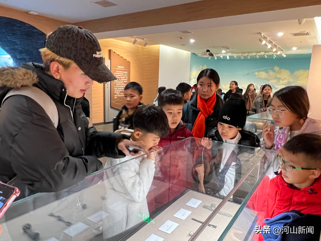 张家口大境门迎来约600名来自俄罗斯、蒙古国的青少年与我市小学生相聚