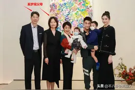 奚梦瑶父母和赌王四太的合照，让人看到了超级豪门的“高人一等”图片