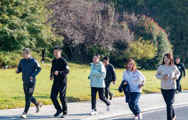 十载同心攀新高 砥砺奋进续华章——牛首山文化旅游区成功举办十周年职工登山活动