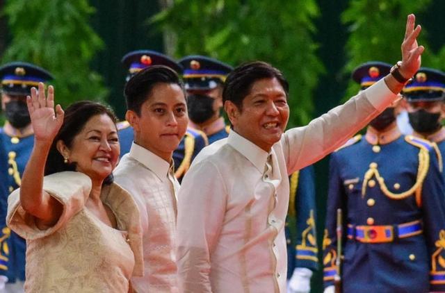 暗战开始，菲已邀30国派兵，中方递交国书，马科斯当场改对华称呼