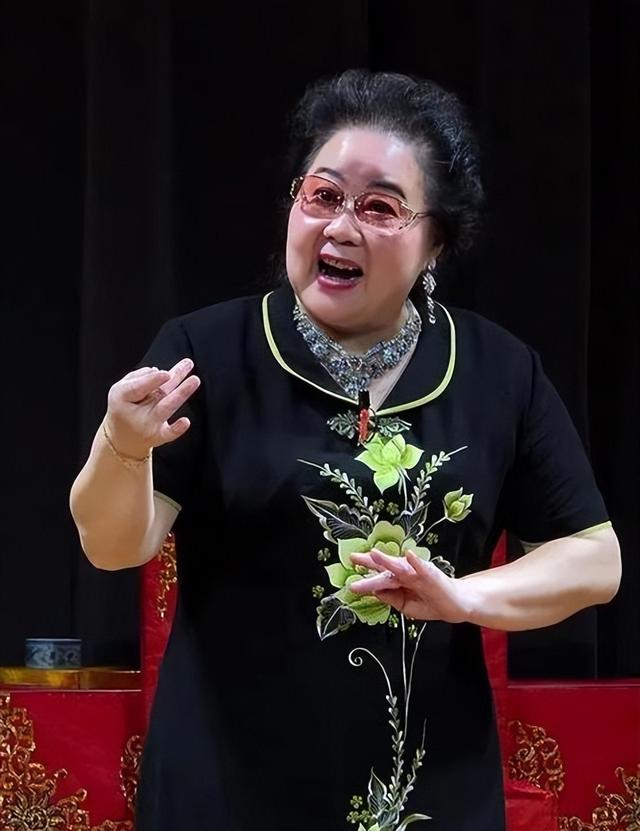 吃里扒外、永不回国？带30名演员留美不归，如今年过花甲归来