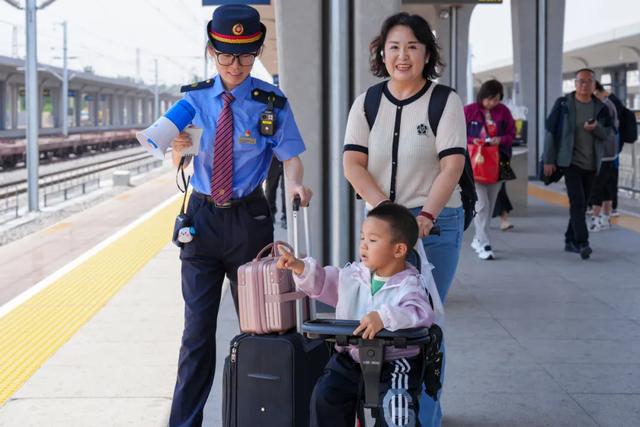 暑期带娃乘车！这份攻略助你轻松出行