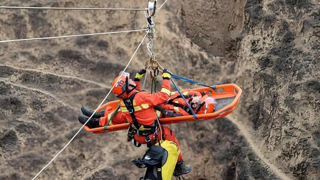 只带几十米安全绳，11名驴友就敢攀登庐山五老峰，结果一人坠亡
