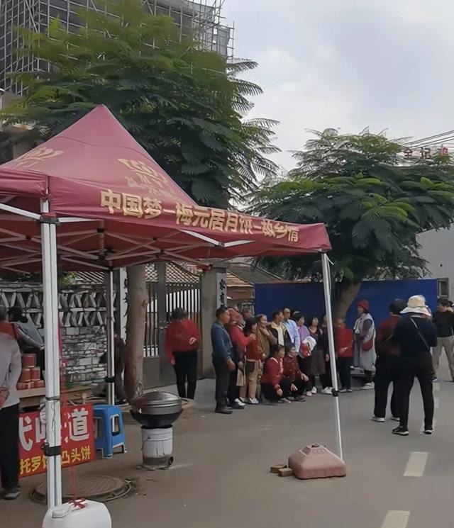 过分！老年旅游团堵全红婵老家 肆意推开家门 全妹家人怒了：别进来