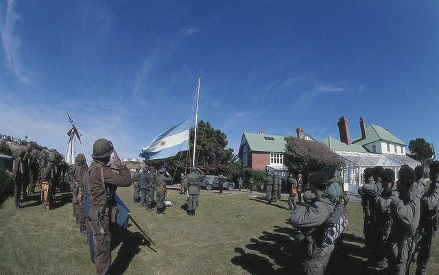 英政府仍未调查曼斯顿丑闻，今又军营安置难民，恐重蹈覆辙