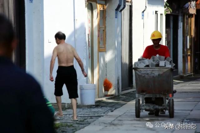 这条河边老街的“慢生活”：他们沿用数十年前的方式，一晃半生