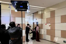 “剧组太多，基地满负荷运转”，郑州突然火了！每天上百部短剧同时拍摄图片