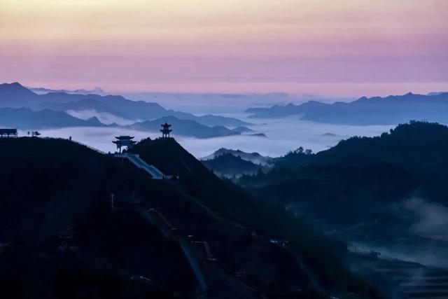 西和云华山：朝看日升云海间 暮观日落染层山