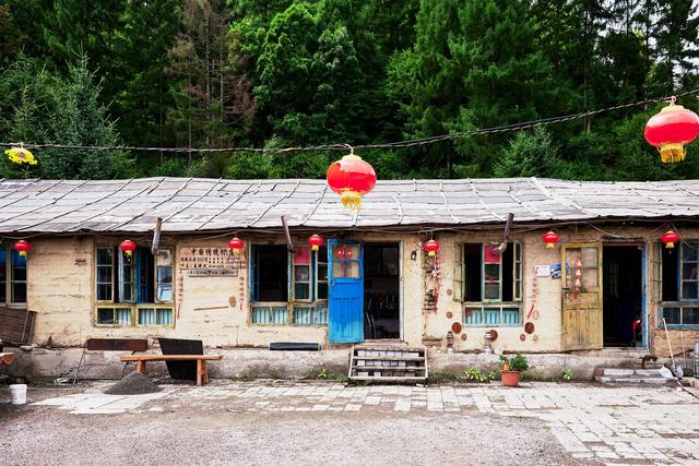 长白山有一座锦江木屋村，已有300多年，遗世独立又充满烟火气息