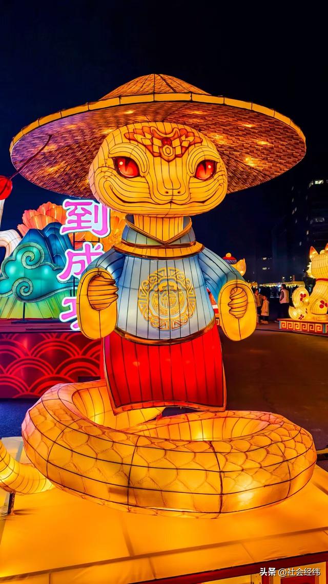 首秀!第 40 届秦淮灯会南部新城分会场 亮灯马年灯影芬兰风情出彩