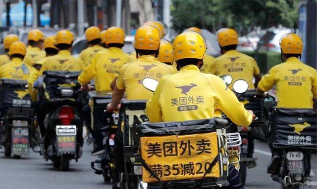 历史总是惊人的相似！现在的外卖大队，像极了以前在等人的车夫