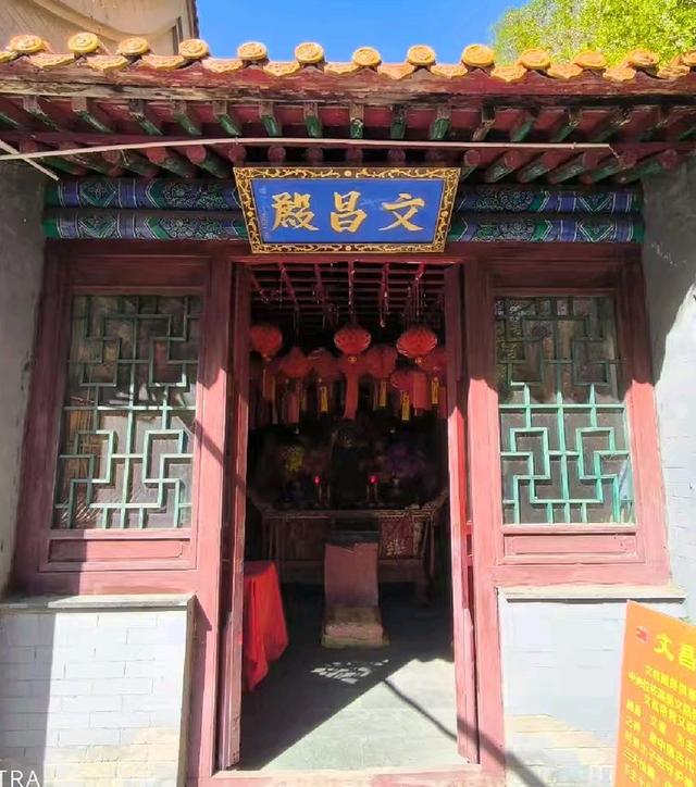 到河北张家口登鸡鸣山