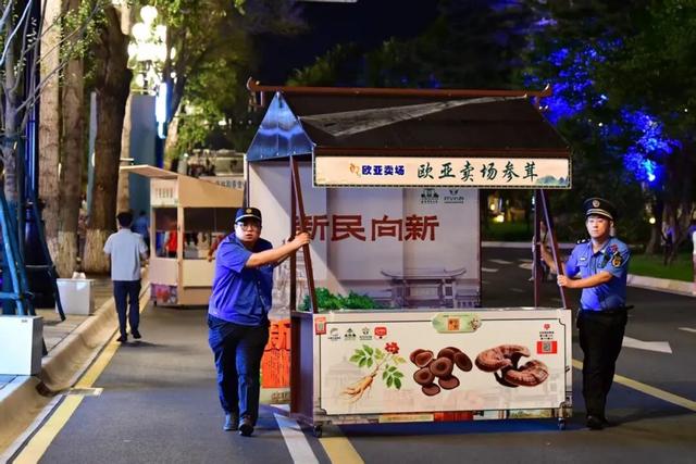 339.6万人点赞“向新”，文化与烟火点亮城市夜晚
