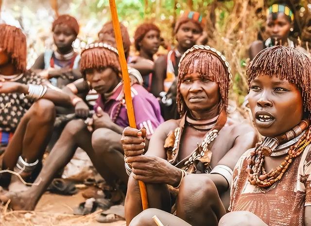 非洲的“黄金部落”：酋长有80个老婆，就连女性的内衣都是镶金的