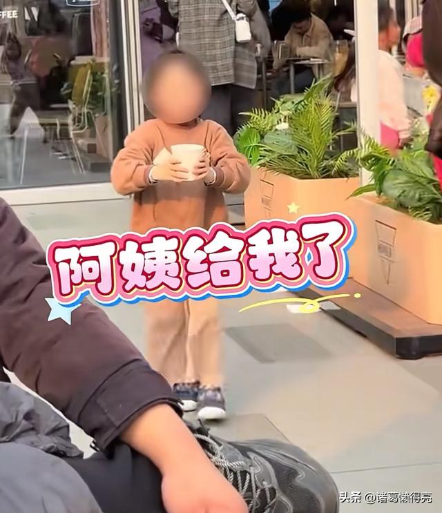 小女孩打翻水杯后续！妈妈冷漠拒道歉，近照曝光，网友：天生坏种