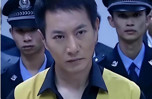 55岁姚刚现状：一生无妻无子，买千万豪宅一个人住，发福后更帅了