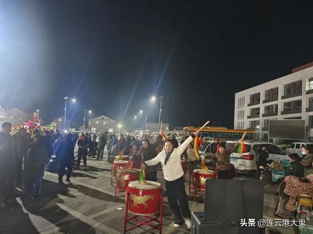 城西公园开园,毗邻主城区15分钟交通圈,山坡打铁花震撼力十足